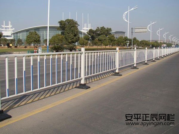 市政道路護(hù)欄生產(chǎn)廠家 市政道路護(hù)欄生產(chǎn)廠家