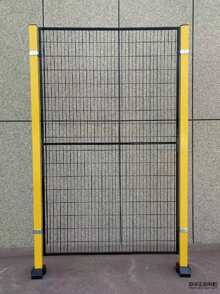 <strong>機器人隔離網</strong>”的。它們是預設的計算機程序,不需要一直操作。即使是半智能機器人也非常昂貴。這樣的機器人通常不需要移動,只需在原地操作即可。它由機器人防護圍欄包圍,以避免人與其他機器接觸,減少損失,減少安全事故的發生。</p><p>機器人防護圍欄在安全防護方面發揮了很好的作用,使工業裝配線更加美觀。</p><p>安平縣正辰絲網公司現貨供應機器人車間隔離網,歡迎大家選購。</p><p><img src=