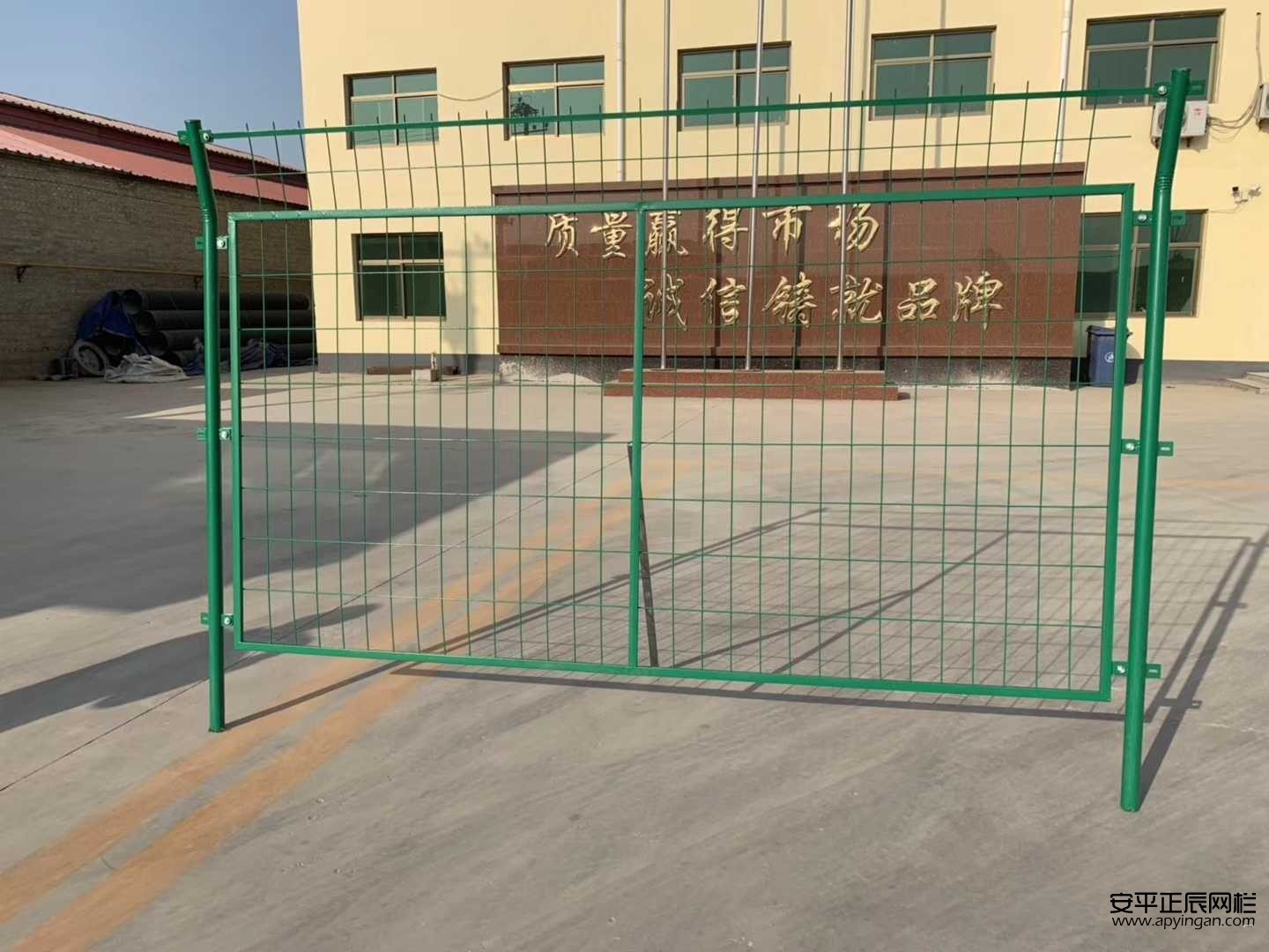 鐵網(wǎng)圍地護(hù)欄網(wǎng)多少錢一米