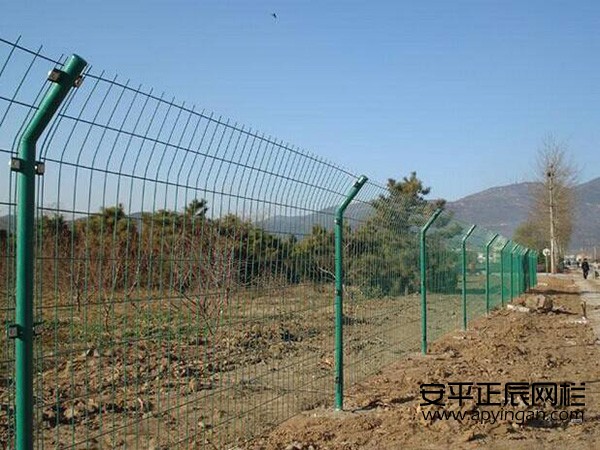 鐵網(wǎng)圍地護(hù)欄網(wǎng)多少錢一米