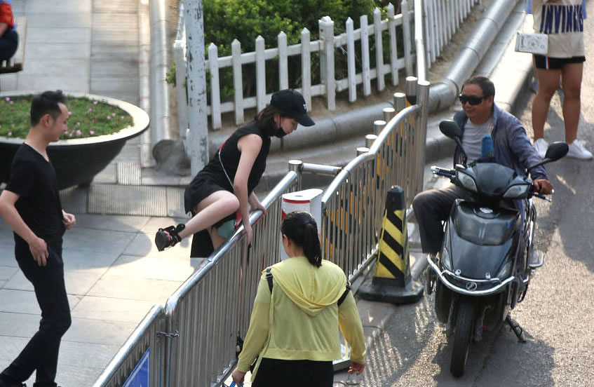 翻越護欄網(wǎng)