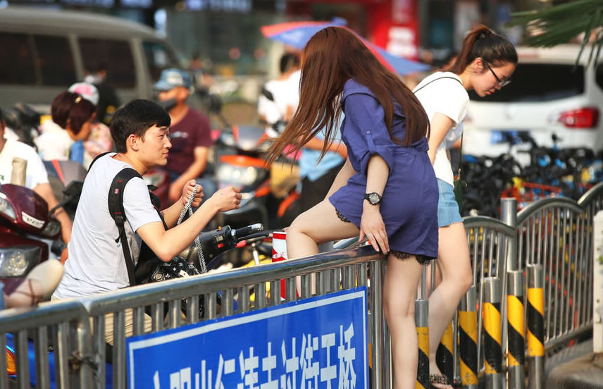 翻越護欄網(wǎng)