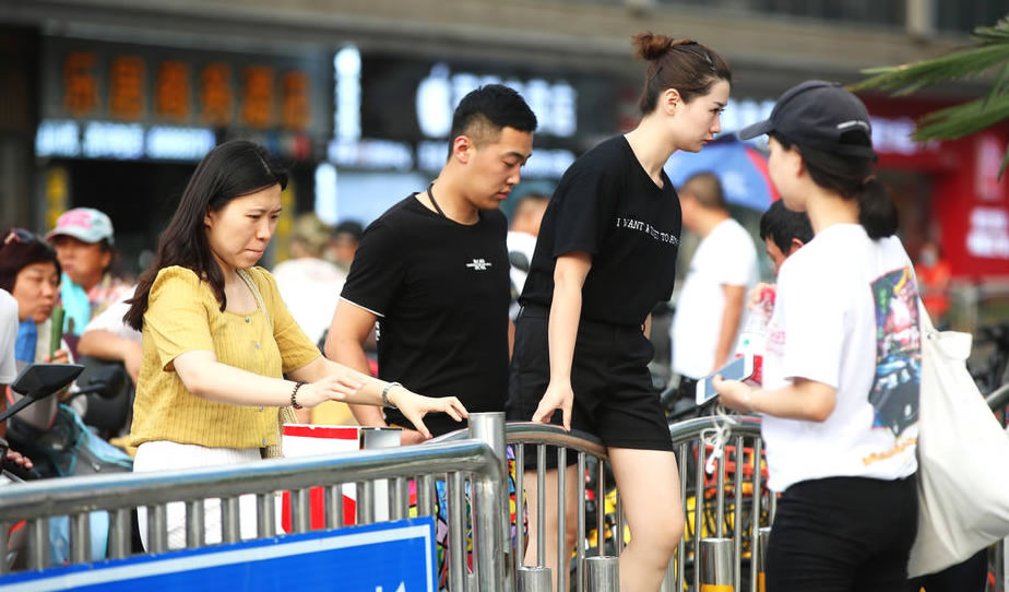 翻越護欄網(wǎng)