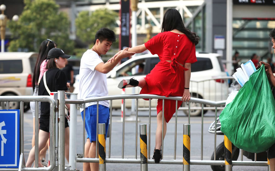 翻越護欄網(wǎng)