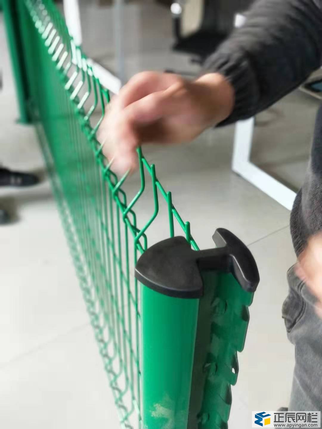 桃型柱護(hù)欄網(wǎng)安裝流程