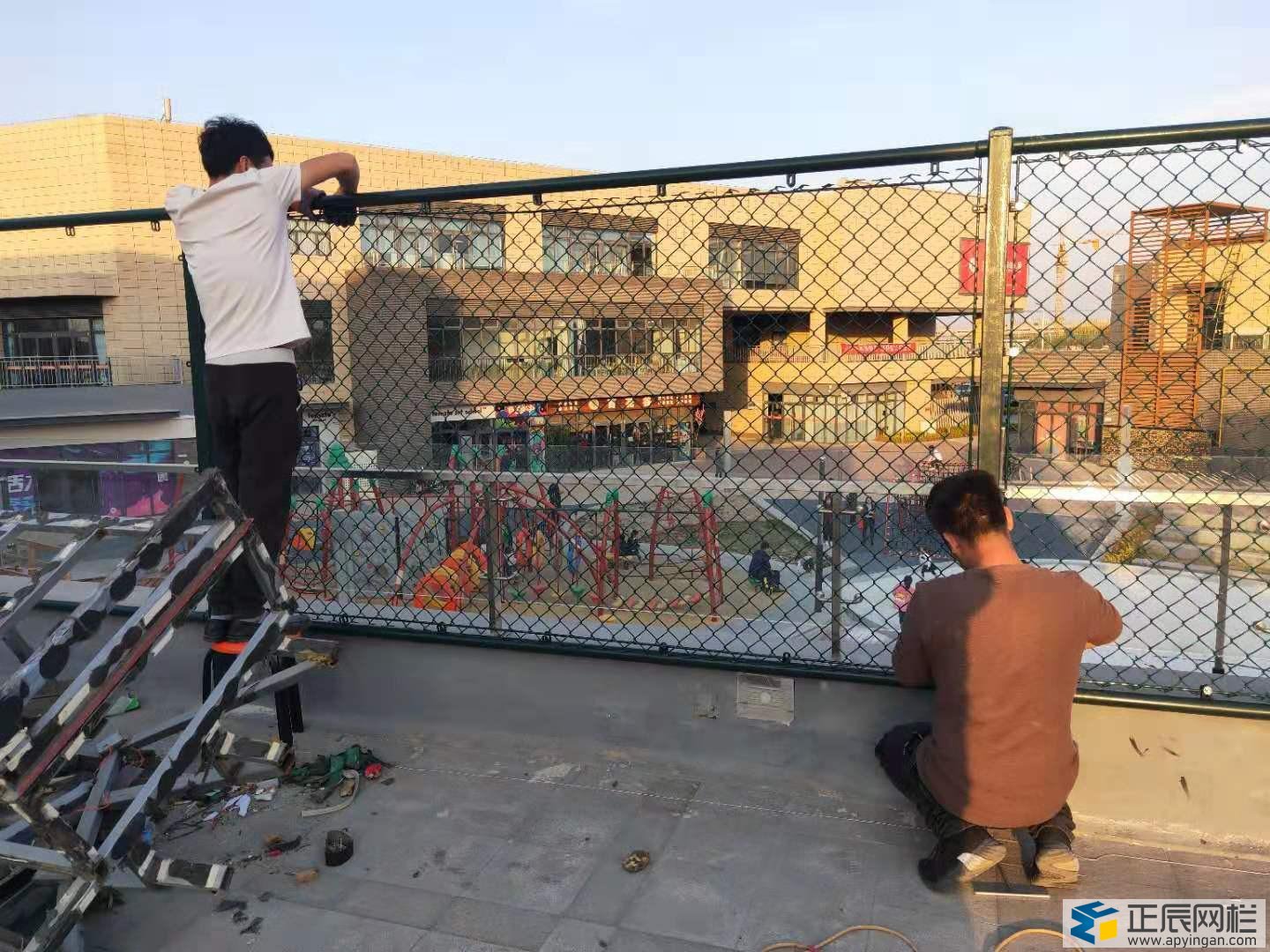 勾花網(wǎng)護欄圖片