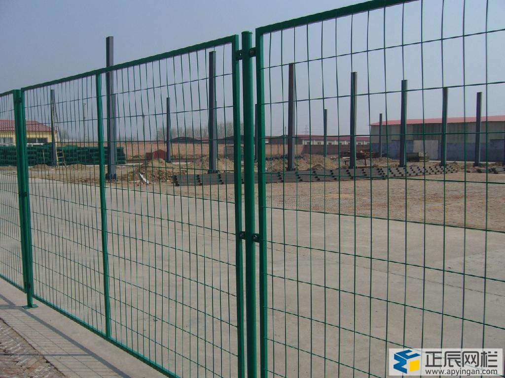 普通護欄網與桃型柱護欄網的區別2