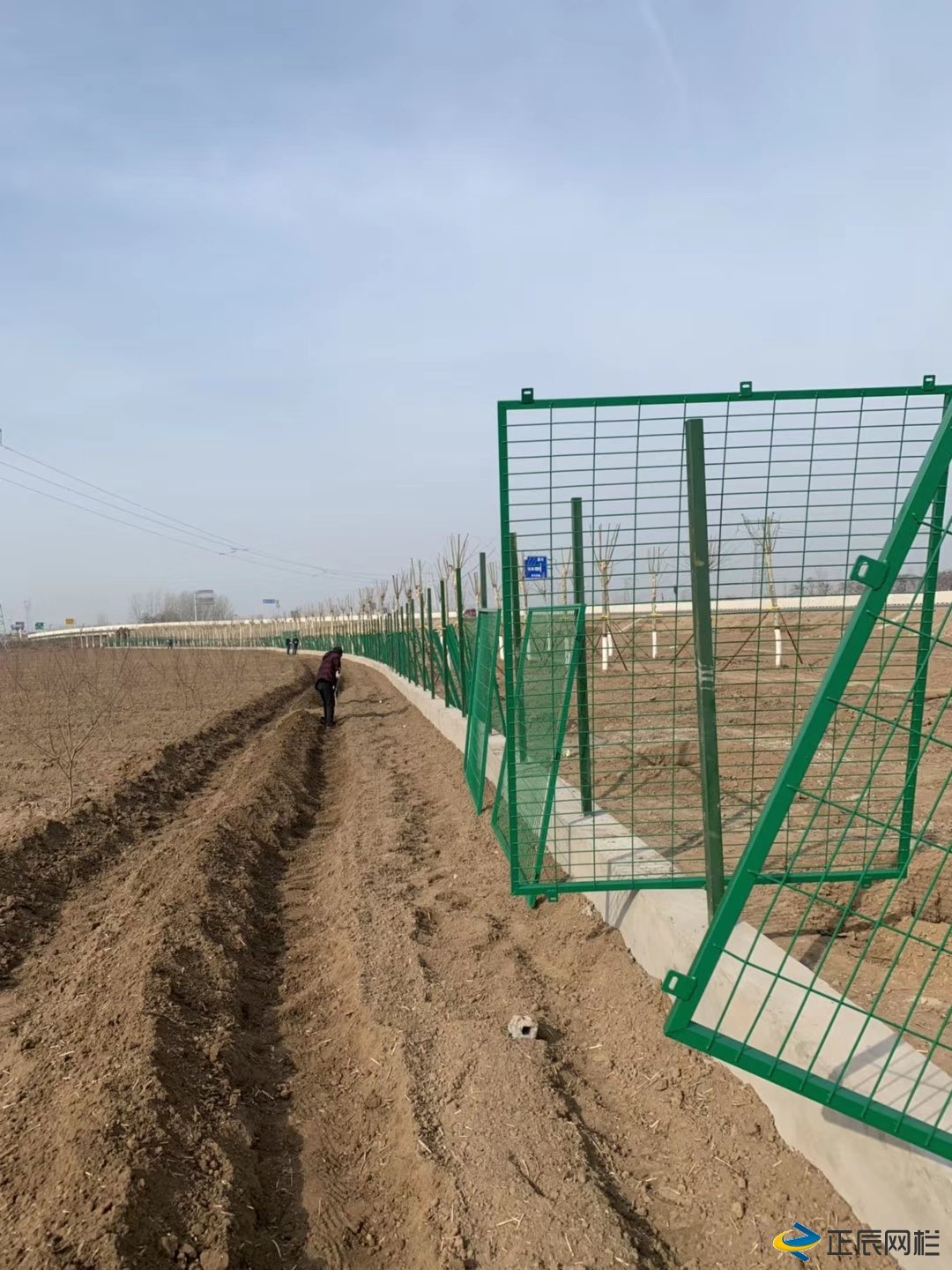 公路護(hù)欄網(wǎng)安裝